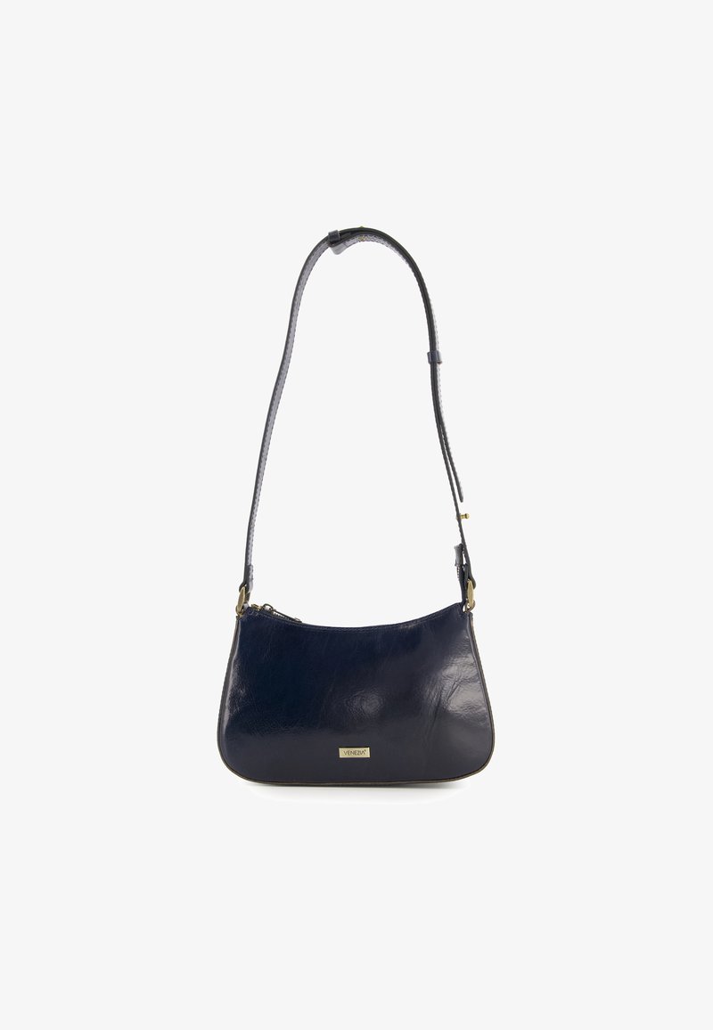 Sac à bandoulière en cuir bleu marine avec une forme incurvée, quincaillerie dorée et une finition texturée ; il dispose d'une fermeture à glissière et d'une longue sangle réglable.