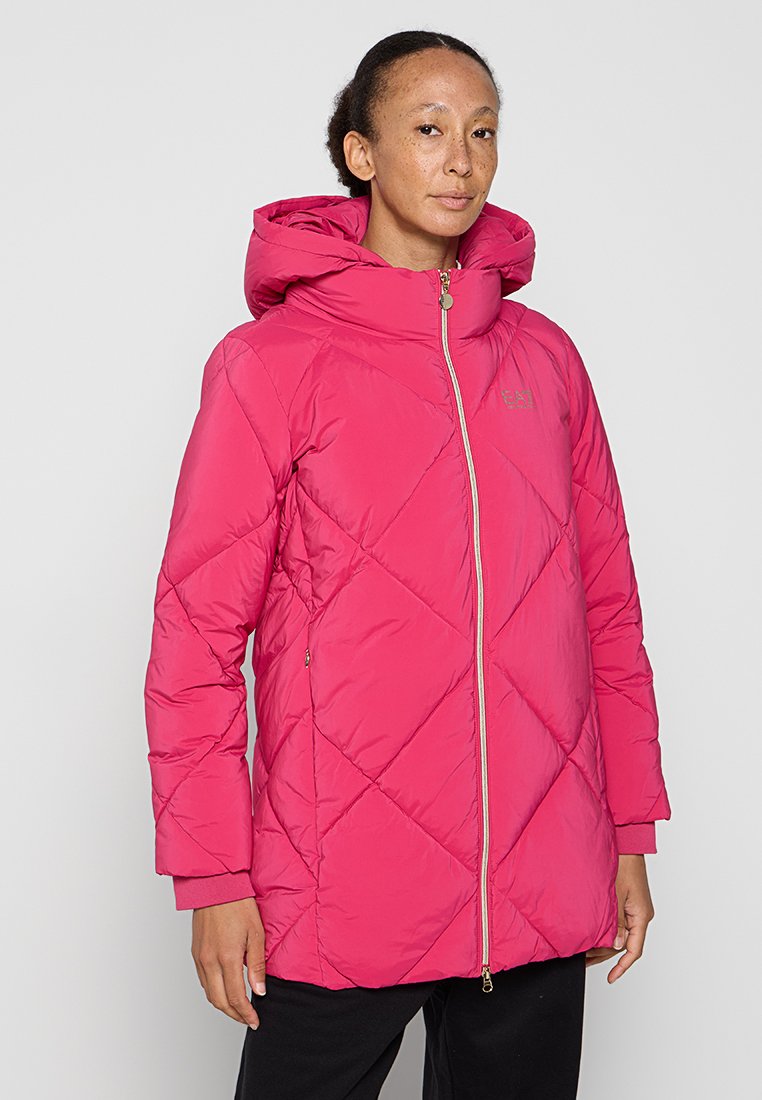 Rosa gepolsterte Jacke mit Rautenmuster, durchgehender Frontreißverschluss und großer Kapuze. Enthält Seitentaschen und elastische Bündchen.