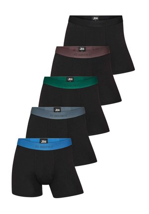 Svarta boxerkalsonger i en stapel, med färgade elastiska midjeband: svart, vinröd, grön, blå och grå; slät bomullstyg.