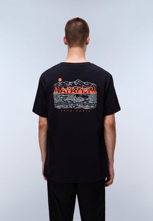 Camiseta de algodón negra con un gráfico que representa montañas, árboles y un sol en color naranja. El texto dice "NAPAPIJRI" y "geographic".