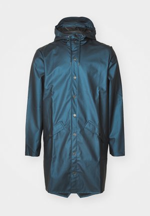 Wasserfeste, türkisfarbene Regenjacke mit Kapuze, Druckknöpfen, Fronttaschen und geradem Schnitt. Glatte Textur mit glänzender Oberfläche.
