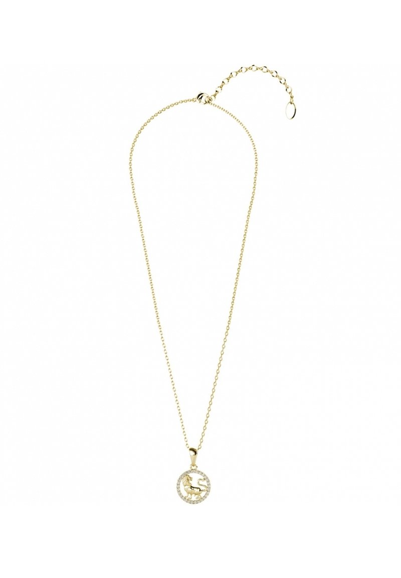 Goudkleurige ketting met een ronde hanger die een decoratief leeuwontwerp heeft, omringd door heldere rhinestones, aan een fijne ketting met een verlenger.