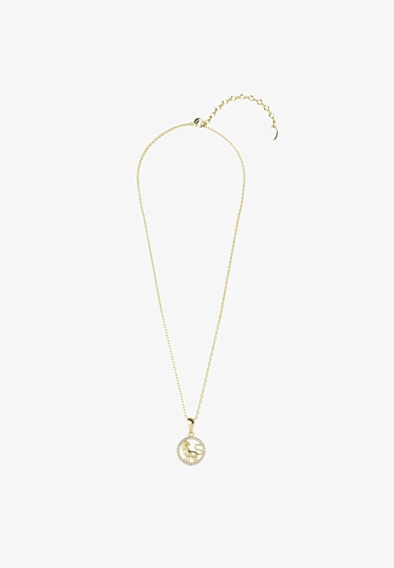 Goudkleurige ketting met een ronde hanger die een decoratief leeuwontwerp heeft, omringd door heldere rhinestones, aan een fijne ketting met een verlenger.