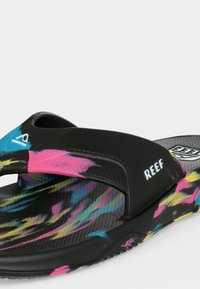 Μαύρο σαγιονάκι Reef slide με πολύχρωμες μπλε, ροζ και κίτρινες γραμμές βαφής και υφή πάτου.