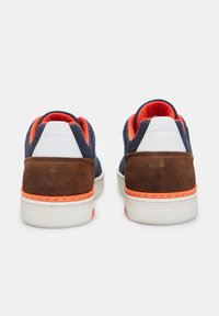 Sneakers da uomo con tomaia in mesh blu navy, dettagli in suede marrone, controvamp posteriore bianco e interno e cuciture arancioni. La suola in gomma offre trazione.