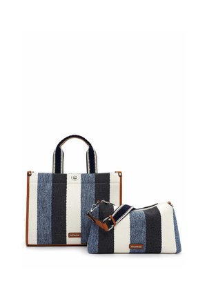 Kaks kangast kotti, millel vertikaalsed tumesinised, sinised ja valged triibud ning pruun ääris; üks käekott käepidemetega, teine õlakott rihmaga, mõlemal metallist logo sildid.