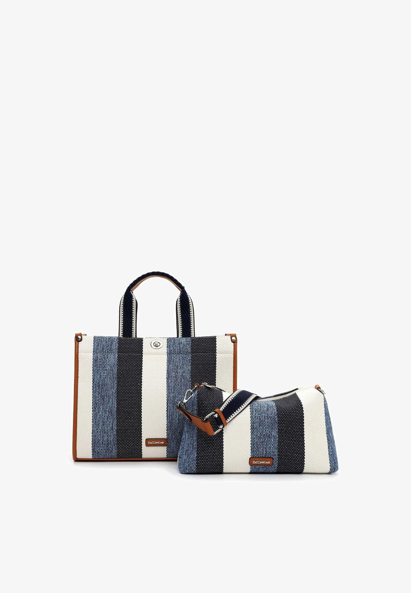 Deux sacs en tissu avec des rayures verticales bleu marine, bleu, blanc, garniture marron ; un fourre-tout avec poignées, un sac à bandoulière avec sangle, tous deux avec des étiquettes de logo en métal.