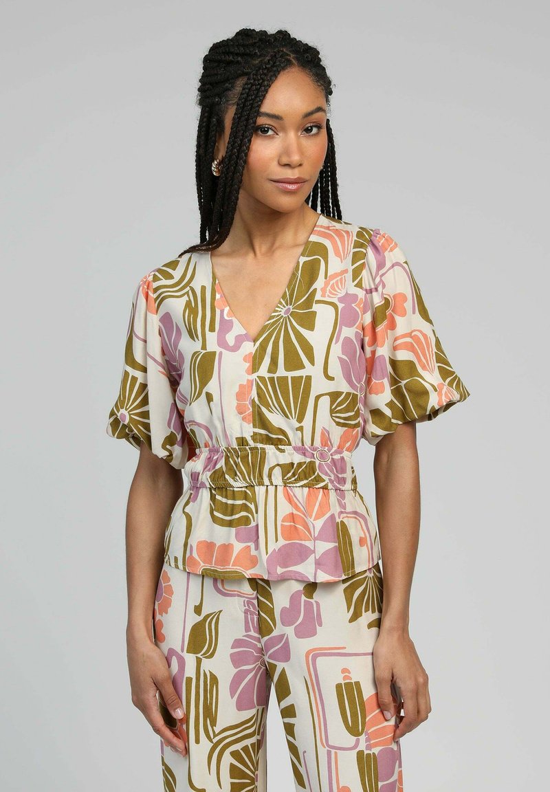Blouse légère à motif floral avec un col en V et une taille élastique, présentant des nuances de rose, de vert et de crème ; manches courtes en ballon.