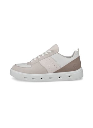 Zapatilla deportiva casual de perfil bajo con paneles beige, blancos y marrón claro, cordones blancos y una suela blanca gruesa con orificios de ventilación.
