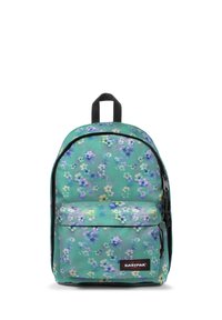 Mochila con estampado floral en color azul verdoso, que presenta un bolsillo frontal con cremallera, un parche de logo y acentos negros. Tela suave y duradera con forma contorneada.