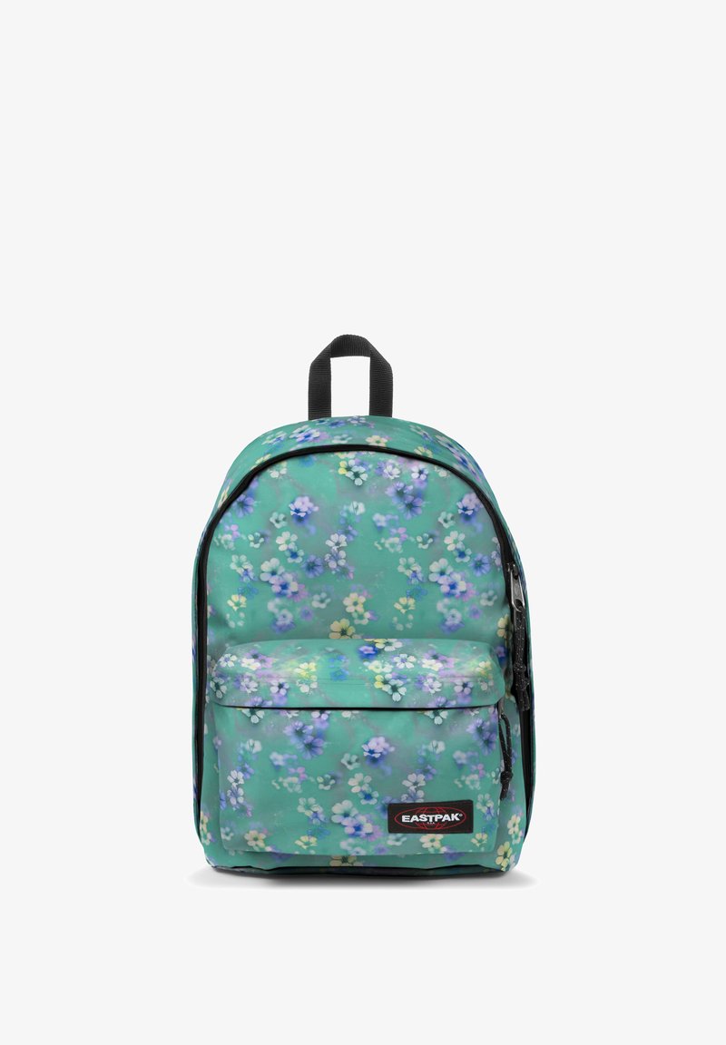 Mochila con estampado floral en color azul verdoso, que presenta un bolsillo frontal con cremallera, un parche de logo y acentos negros. Tela suave y duradera con forma contorneada.