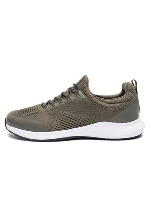 Atmungsaktiver Sneaker aus olivgrünem Mesh mit dunklen Schnürsenkeln, weißer gepolsterter Sohle und Zuglasche an der Ferse, seitlich betrachtet.