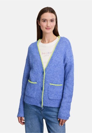 Blauer Strickcardigan mit weicher Textur, der limegrüne Akzente an den Kanten und Taschen aufweist. Mit Knöpfen auf der Vorderseite.
