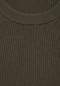 Olivgrüner gerippter Strickstoff mit strukturierter Oberfläche und rundem Ausschnitt, der vertikale Linien für zusätzliche Details aufweist.