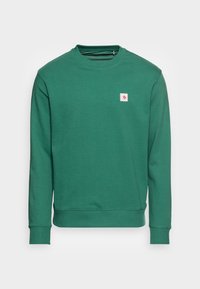 Sudadera verde de mezcla de algodón, con cuello redondo, mangas largas, puños acanalados y un pequeño parche de logo blanco en el pecho.