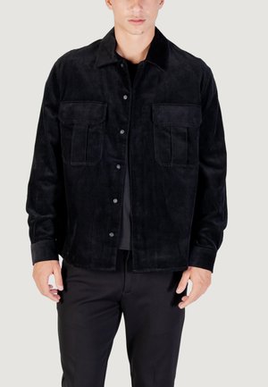 REGULAR FIT WITH LOGOED METAL BADGE - Giacca leggera - black