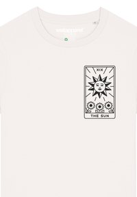 Helles T-Shirt mit einem schwarzen Grafikdesign von einer Sonne und Blumen, beschriftet mit "XIX THE SUN" in einem rechteckigen Rahmen.