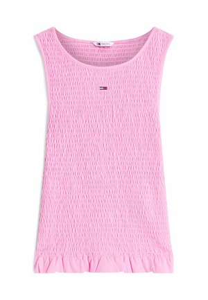 Camiseta de tirantes rosa texturizada sin mangas con tela fruncida, pequeño logo bordado en el centro del pecho y bajo con volantes sobre fondo blanco.