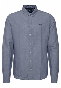 Camicia a maniche lunghe da uomo in lino azzurro chiaro, con colletto a camicia, chiusura frontale con bottoni e un piccolo logo tricolore sul petto.