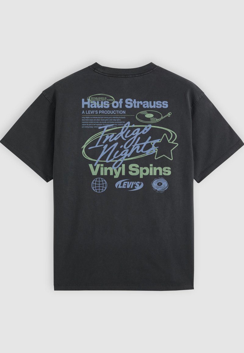 Schwarzes T-Shirt mit Rücken-Grafik mit der Aufschrift „Haus of Strauss“, „Indigo Nights“, „Vinyl Spins“, einem Stern, einer Schallplatte und Globus-Symbolen in Blau und Grün.