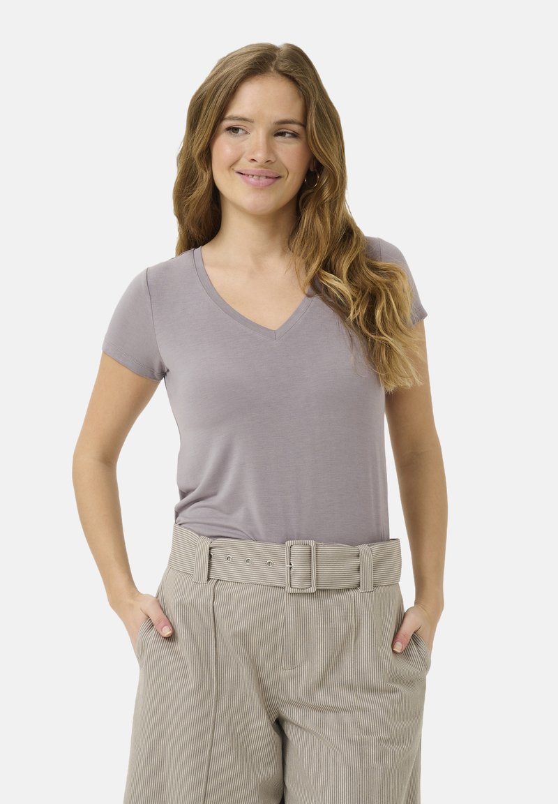 T-shirt à col en V avec des manches courtes en tissu lavande doux, associé à un pantalon taille haute à rayures claires et une ceinture assortie.