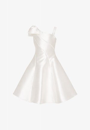 Robe blanche en satin à une épaule avec encolure asymétrique, manche bouffante unique à gauche, et jupe évasée en ligne A.