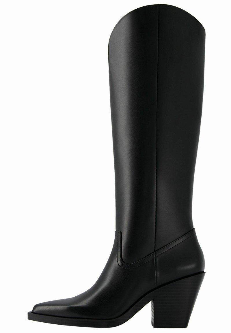 Bottines noires montantes en cuir lisse avec un bout carré et un talon large. Présente une couture minimale et un design épuré.