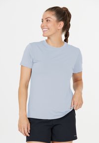 Ljusblå kortärmad träningströja, slät textur, rund halsringning, i kombination med svarta shorts, enkel design, utan synliga mönster eller dekorationer.