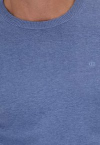 Blauwe coltrui met ronde hals, gemaakt van zachte stof, met een gladde textuur en subtiele branding op de voorkant. Betrouwbare dagelijkse kleding.