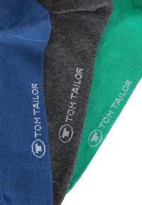 Tre paia di calzini nei colori blu, grigio e verde. Ogni calzino ha una superficie liscia con il logo "TOM TAILOR" in bianco.