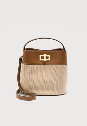 Apró vödör táska bézs texturált szövet testé, barna bőr felső résszel, arany téglalap alakú csattal, valamint összhangban lévő barna bőr fogantyúval és pánttal.