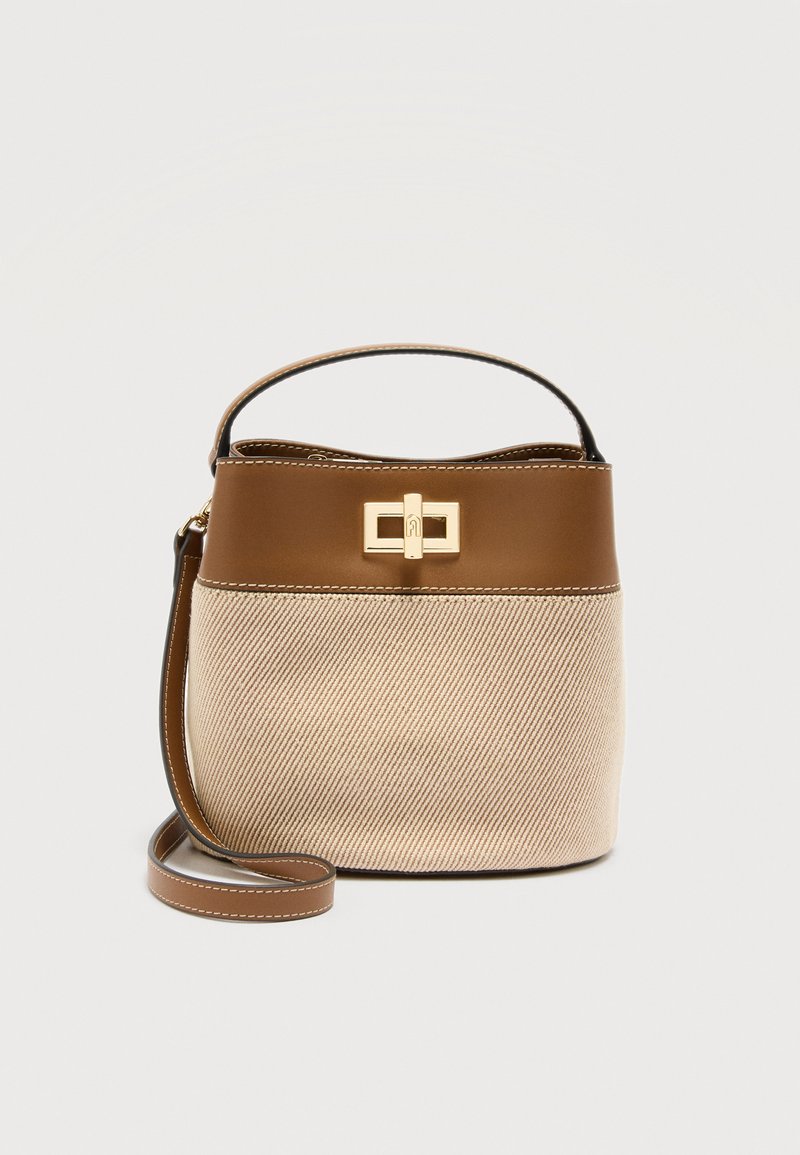 Μικρή τσάντα χειρός με μπεζ ύφασμα με υφή στο σώμα, καφέ δερμάτινο πάνω μέρος, χρυσό ορθογώνιο κούμπωμα και ταιριαστό καφέ δερμάτινο χερούλι και λουράκι.