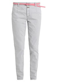 Jasnoszare spodnie wykonane z bawełny, z różowym paskiem, o dopasowanym kroju, z przednimi kieszeniami i zapięciem na guzik, o gładkiej fakturze.