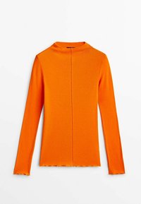 Langärmliges oranges Oberteil mit einem Stehkragen, gestrickter Textur und rohem Saum. Die mittige Rückennaht sorgt für visuelles Interesse.
