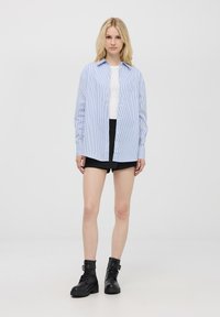 Terranova AMPIA IN A RIGHE - Camicia - celeste