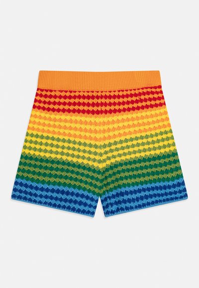 Shorts en tricot à rayures horizontales rouge, orange, jaune, verte et bleue, avec une ceinture orange unie.