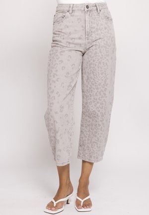 High-waisted light gray cropped jeans with subtle leopard print, worn with white heeled thong sandals on bare feet.