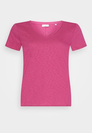 Prosty różowy bawełniany T-shirt z krótkim rękawem i dekoltem w serek, gładka tekstura, ułożony płasko na białym tle.