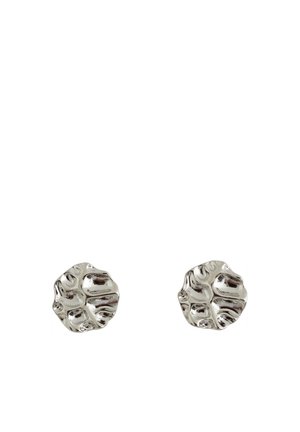 Paire de petites boucles d’oreilles rondes en argent avec un motif de surface texturé, ondulé et irrégulier.