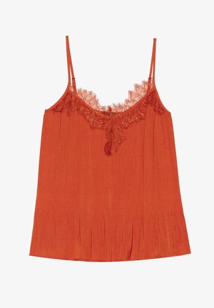 Oransje camisetttopp med tynne stropper, blondekant ved halsen og plisserte teksturer i hele stoffet.