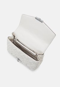 Borsa a tracolla bianca in pelle trapuntata con patta aperta, che mostra una tasca interna con zip e il marchio Michael Kors all'interno.