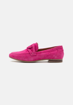 Mocassins en suède rose avec un détail de nœud, bout rond et petit talon. Présentent une texture lisse et des accents de couture subtils.