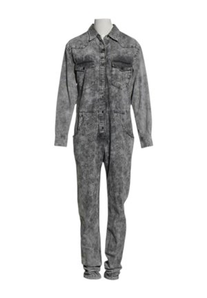 Grijs acid-wash denim jumpsuit met lange mouwen, knopen aan de voorkant, twee borstzakken, twee zijzakken en een kraag, tentoongesteld op een paspop.
