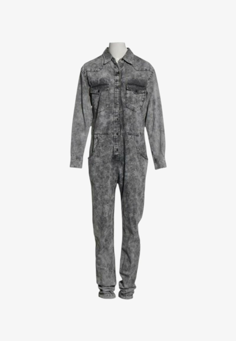 Combinaison en denim gris acid-wash à manches longues avec boutons sur le devant, deux poches poitrine, deux poches latérales et un col, présentée sur un mannequin.