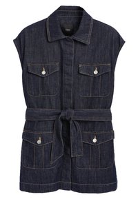 Jeansowa kamizelka w ciemnym niebieskim kolorze z krótkimi rękawami, zapinana na guziki z przodu, z dwoma kieszeniami na piersiach oraz paskiem do wiązania w talii. Charakteryzuje się żółto-pomarańczowymi przeszyciami.