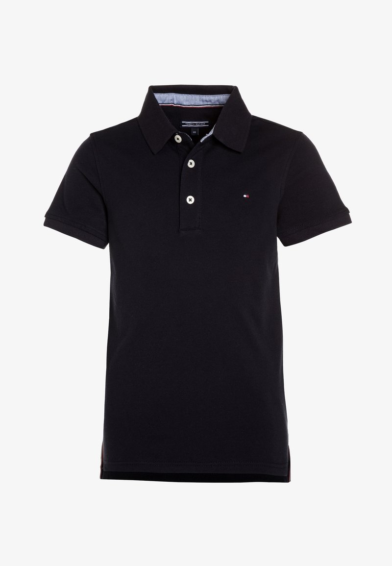 Polo noir en coton avec un design classique. Il présente un col, une patte à deux boutons et un petit détail de logo sur la poitrine.