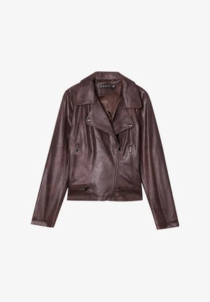 Braune Leder-Bikerjacke mit einem Reverskragen, Reißverschlusstaschen und einer taillierten Silhouette. Glatte Textur mit subtiler glänzender Oberfläche.