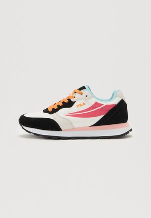 Sneakers en daim noir et cuir blanc avec des accents roses, des lacets orange et un talon bleu clair. Présente une forme classique de coureur et une semelle texturée.