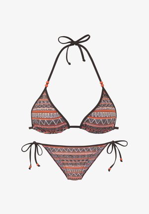 Zweiteiliger Bikini mit orange-, schwarz- und weißfarbenen geometrischen und floralen Mustern, Triangel-Top mit Nacken- und Rückenbändern und seitlich gebundenem Höschen mit Perlen.