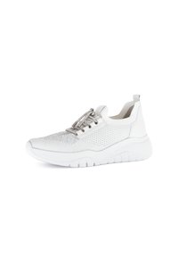 Chaussure de sport blanche avec une tige en tricot texturé et des panneaux en maille. Présente des éléments en laiton métallique pour les lacets et une semelle blanche épaisse avec des rainures.